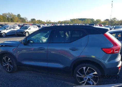 2021 Volvo Xc40 T5 R-Design z USA, uszkodzony, nr VIN YV4162UM7M2446598